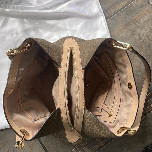 SOLD-Michael Kors Raven Large Shoulder Tote - Picture 4 of 11